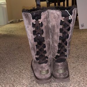 Gorgeous brown Ugg’s with tie up the back. They’re perfect.